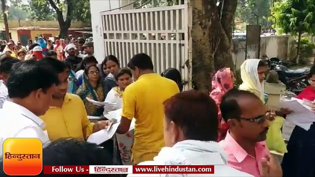 UP शिक्षक भर्ती परीक्षा: कड़ी तलाशी के बाद मिल रही स्टूडेंट्स को एंट्री