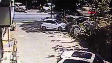 Kaza Anı Kamerada; Otomobillerin İşgal Ettiği Kaldırımı Kullanamadı, Minibüs Çarptı-2