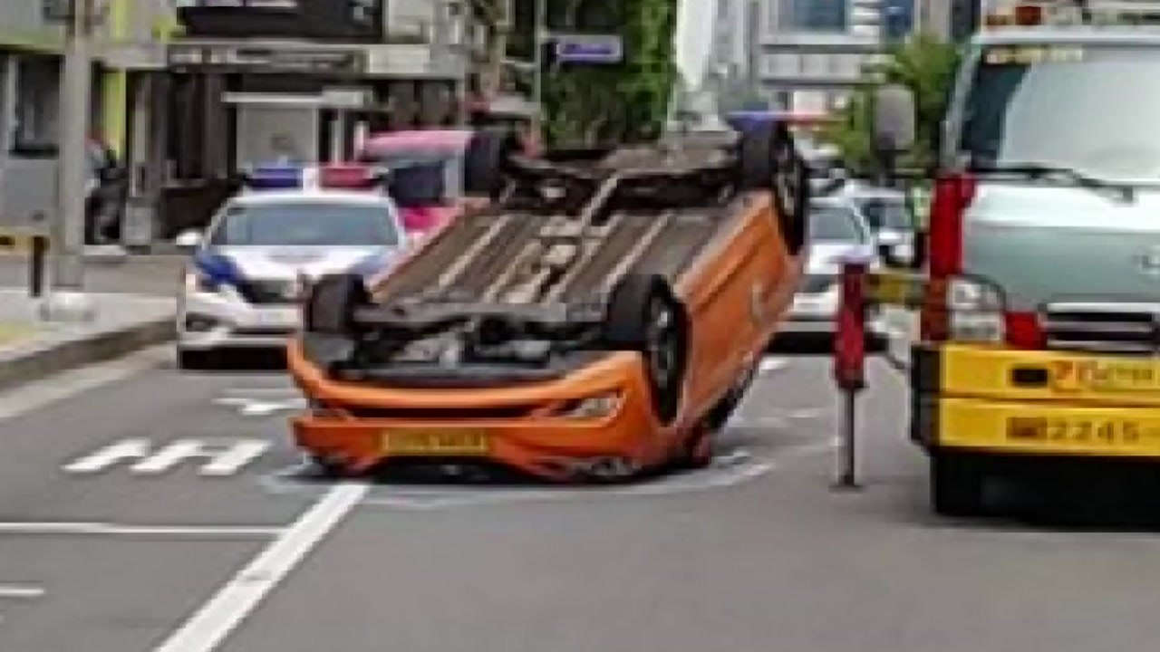 택시, 차량 2대 추돌하고 전복...1명 경상 / YTN