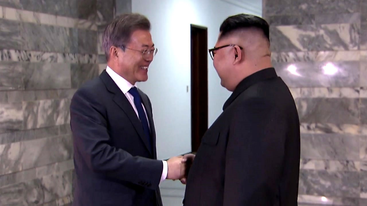 친구처럼 만난 남북 정상..."김 위원장이 만나자고 했다" / YTN