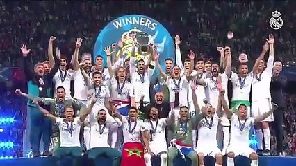 Isco y Asensio empujan a Theo durante la celebración del Madrid