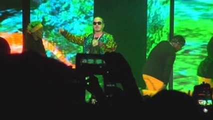 J Balvin hace vibrar al público mexicano a ritmo de reguetón