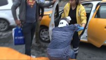 Şişli’de hafif ticari araçla taksi çarpıştı: 1 yaralı