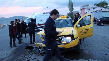 Ardahan'da ticari taksi ile otomobil çarpıştı: 5 yaralı