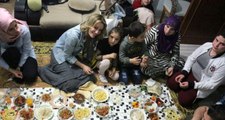 Ünlü Oyuncu Gazme Özçelik Suriyeli Aileyle Birlikte İftar Yaptı