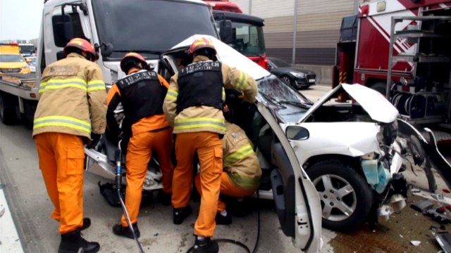 내비 조작하다 1.8톤 견인차가 5중 추돌...80대 1명 사망 / YTN