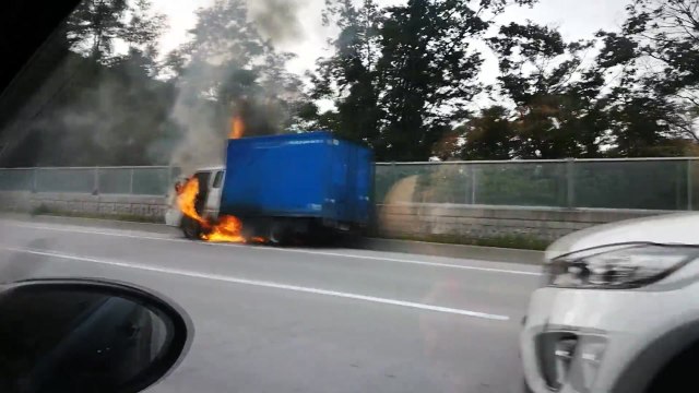 달리던 1톤 화물차에 불...다친 사람 없어 / YTN