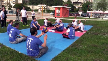 Protokol üyeleri paravolley takımıyla maç yaptı - ZONGULDAK