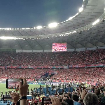 La afición del Liverpool canta 'You'll Never Walk Alone' antes de la final de la Champions
