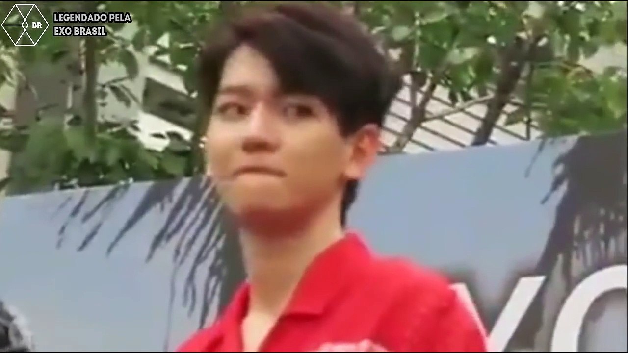 EXO flertando, provocando e sendo fofos com fãs