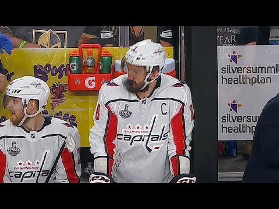 Alex Ovechkin prend le palais en pleine tête et broche à peine
