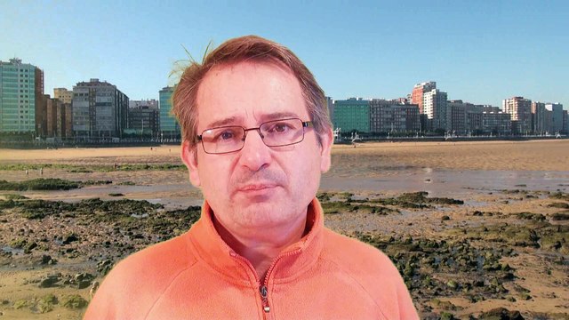 HUELE A MIERDA Bañistas alertan del mal olor en la playa de San Lorenzo, Gijón, Asturias