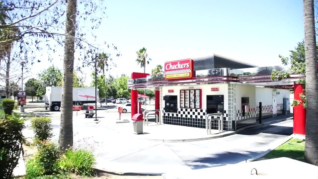 En Californie, une journaliste de ABC teste les chaîne de hamburgers haut de gamme