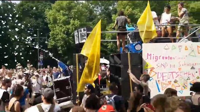 L'extrême droite défile à Berlin, ses opposants organisent une Love parade le même jour