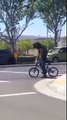 Fan de musique il danse comme un fou en vélo dans la rue !
