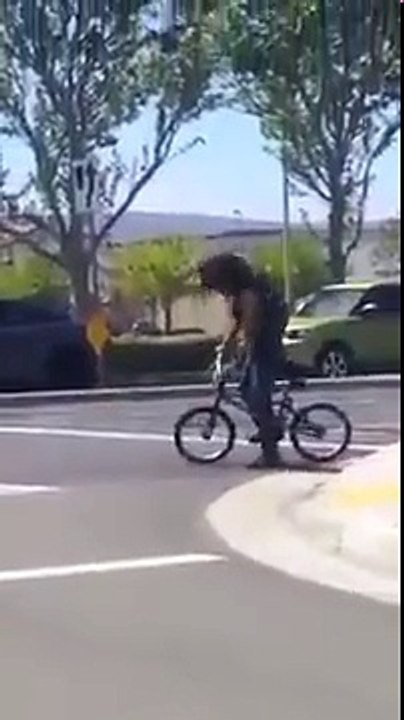 Fan de musique il danse comme un fou en vélo dans la rue !