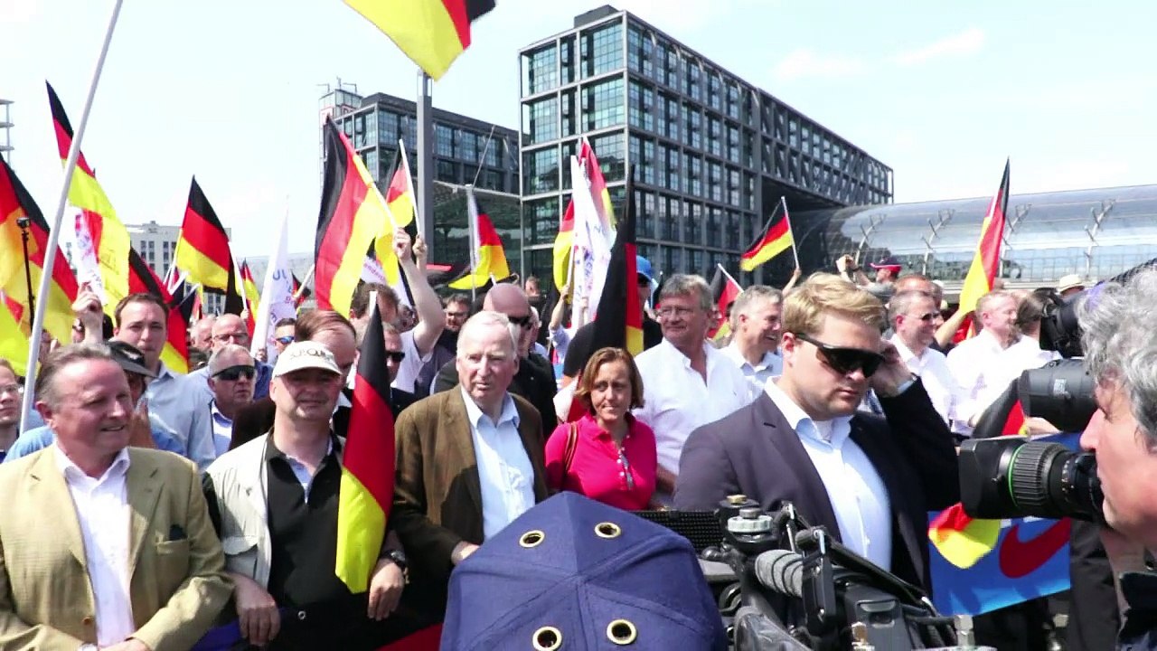 Zehntausende demonstrieren in Berlin für und gegen die AfD