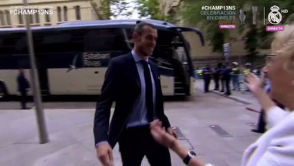 Carmena le dice algo al oido a Bale