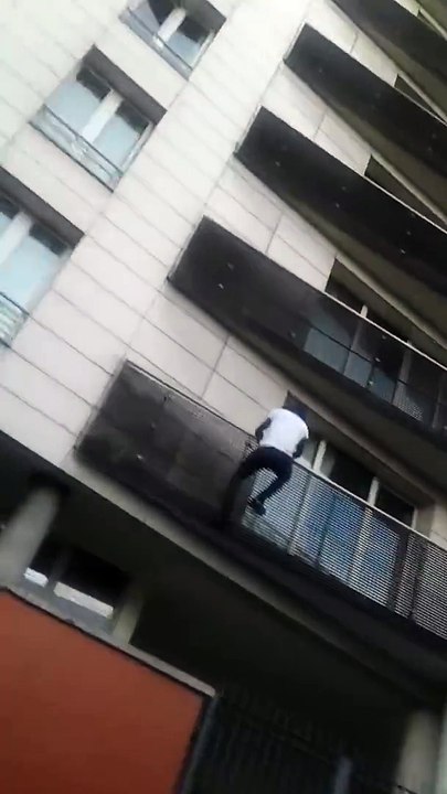 Il escalade un immeuble pour sauver un enfant suspendu dans le vide