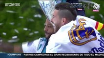 Sergio Ramos y Marcelo coronan la Cibeles con la bandera del Real Madrid en la celebración por la Decimotercera