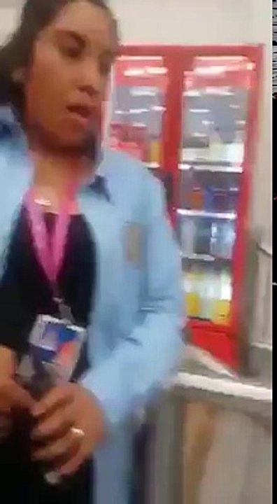 Ce que cette voleuse sort de sous sa robe est juste INCROYABLE