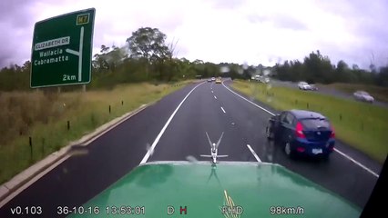 Un conducteur coupe la route d'un camion et va avoir très chaud!!!