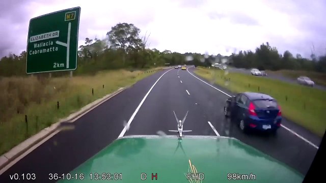 Un conducteur coupe la route d'un camion et va avoir très chaud!!!