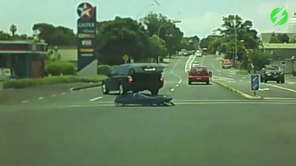 Regardez ce qui va tomber de ce corbillard dans un virage