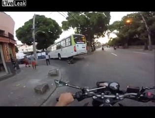 Un motard miraculé passe sous un bus et n'a pas une égratignure