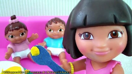 Video herunterladen: Dora Aventureira dando comidinha para os Gêmeos Twins - Papinha de massinha Play-Doh Em Português