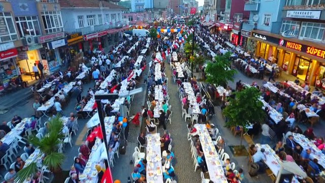 Samsun’un en büyük iftar sofrası...Tekkeköy’de 12 bin kişi birlikte iftar açtı