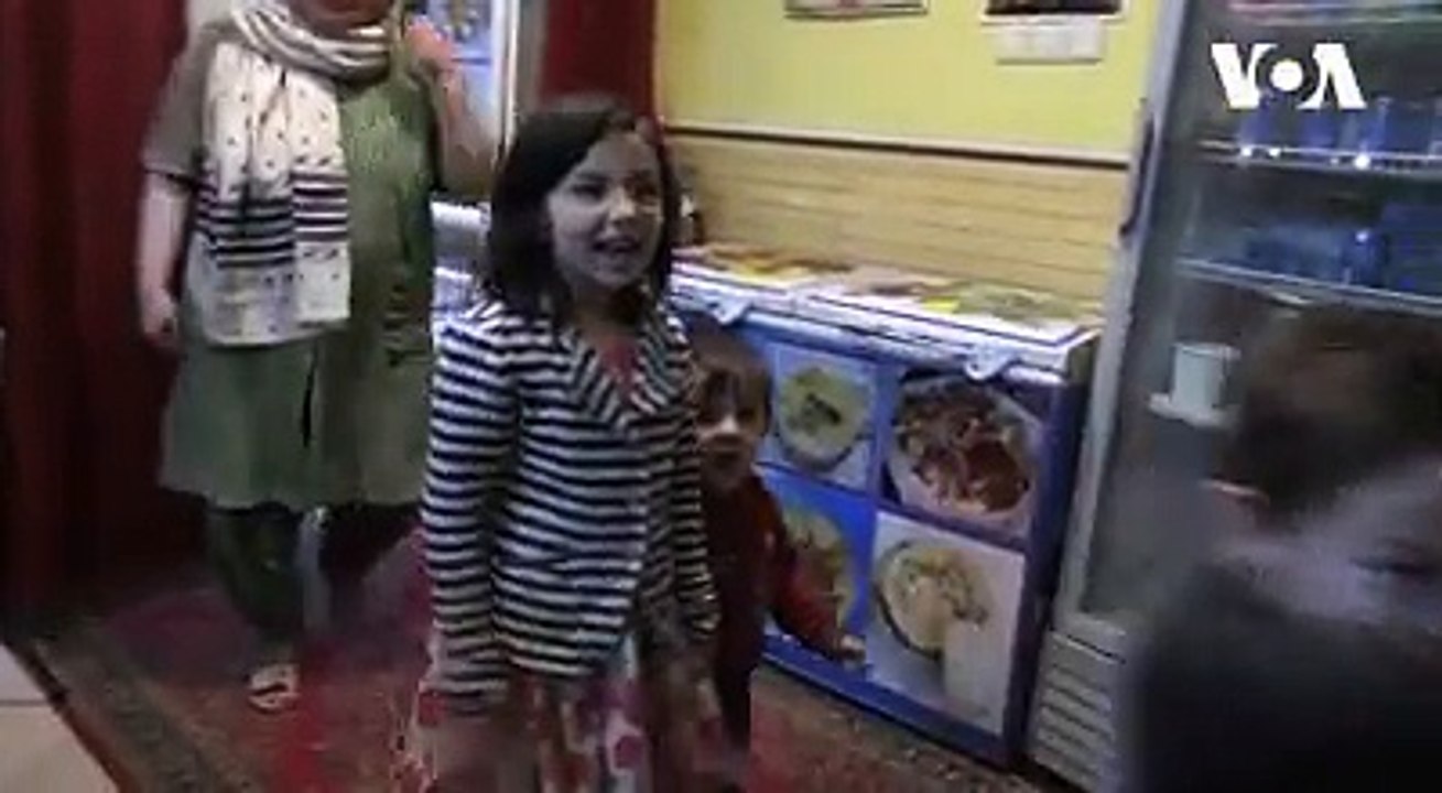 رستوران موسوم به"کلبه هوسانه" توسط یک زوج در کابل ایجاد شده است که به گفتۀ این زن و شوهر با سایر رستوران های شهر کابل متفاوت است و در بین مردم از محبوبیت برخورد