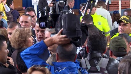 Candidatos presidenciales votan en una polarizada Colombia