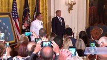 دونالد ترمپ، رئیس جمهور ایالات متحده، عالی ترین مدال افتخار اردوی امریکا را به شش عضو قطعۀ عملیاتی خاص نیرو های بحری امریکا یا 'Navy Seal' به دلیل شجاعت این افر