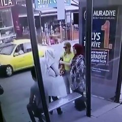 Teyzelerin yükünü taşıyamayan otobüs durağı