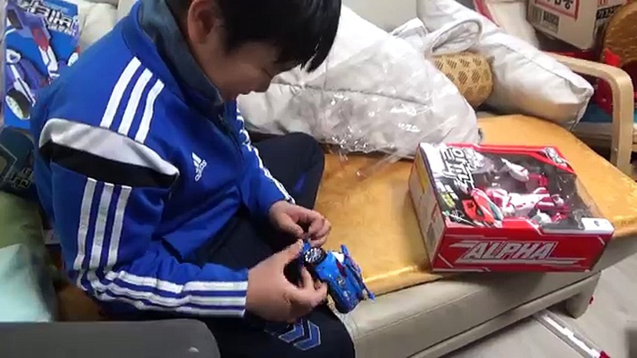 또봇 애슬론 알파 베타, 레이싱 챔피언 변신로봇 장난감을 선물 받아서 가지고 노는 아이의 모습