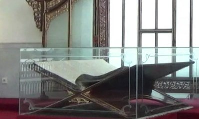 Al-Quran Raksasa Ditulis Tangan dengan Tinta Emas