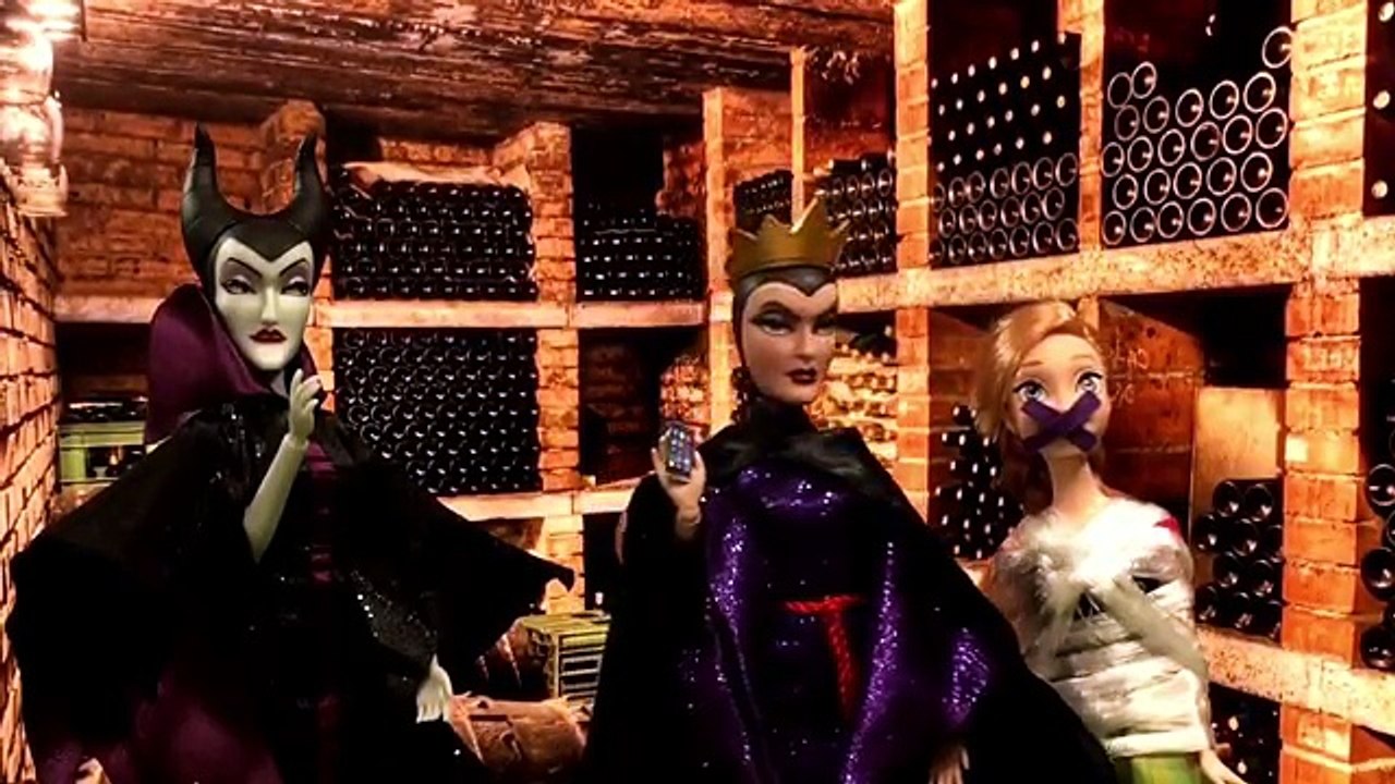 Anna and Elsa from Frozen are kidnapped by Disneys Evil Queen and