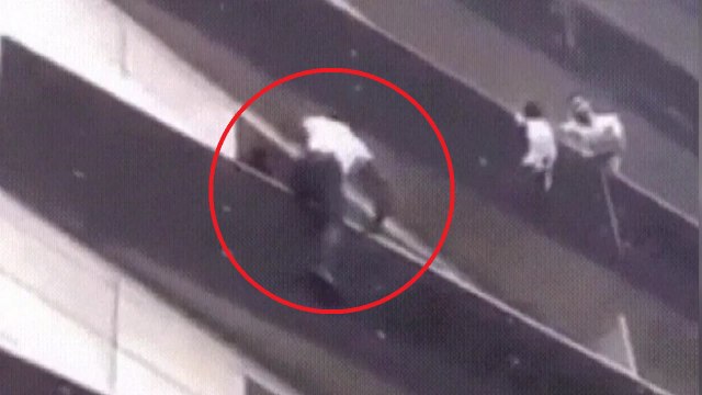 [영상] 5층 난간에 매달린 아이 구한 '파리의 스파이더맨' / YTN