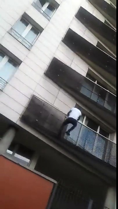 Un homme escalade un immeuble pour sauver un enfant suspendu dans le vide à Paris