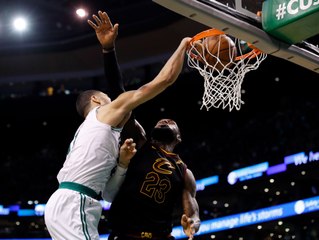 NBA : Le poster monstrueux de Tatum sur LeBron !
