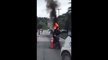 #SucesosCri Un automóvil se incendió en la vía Transístmica, a la altura de Las Lajas, en dirección a Panamá Norte. Vía: @TraficoCPanama - Más noticias en http: