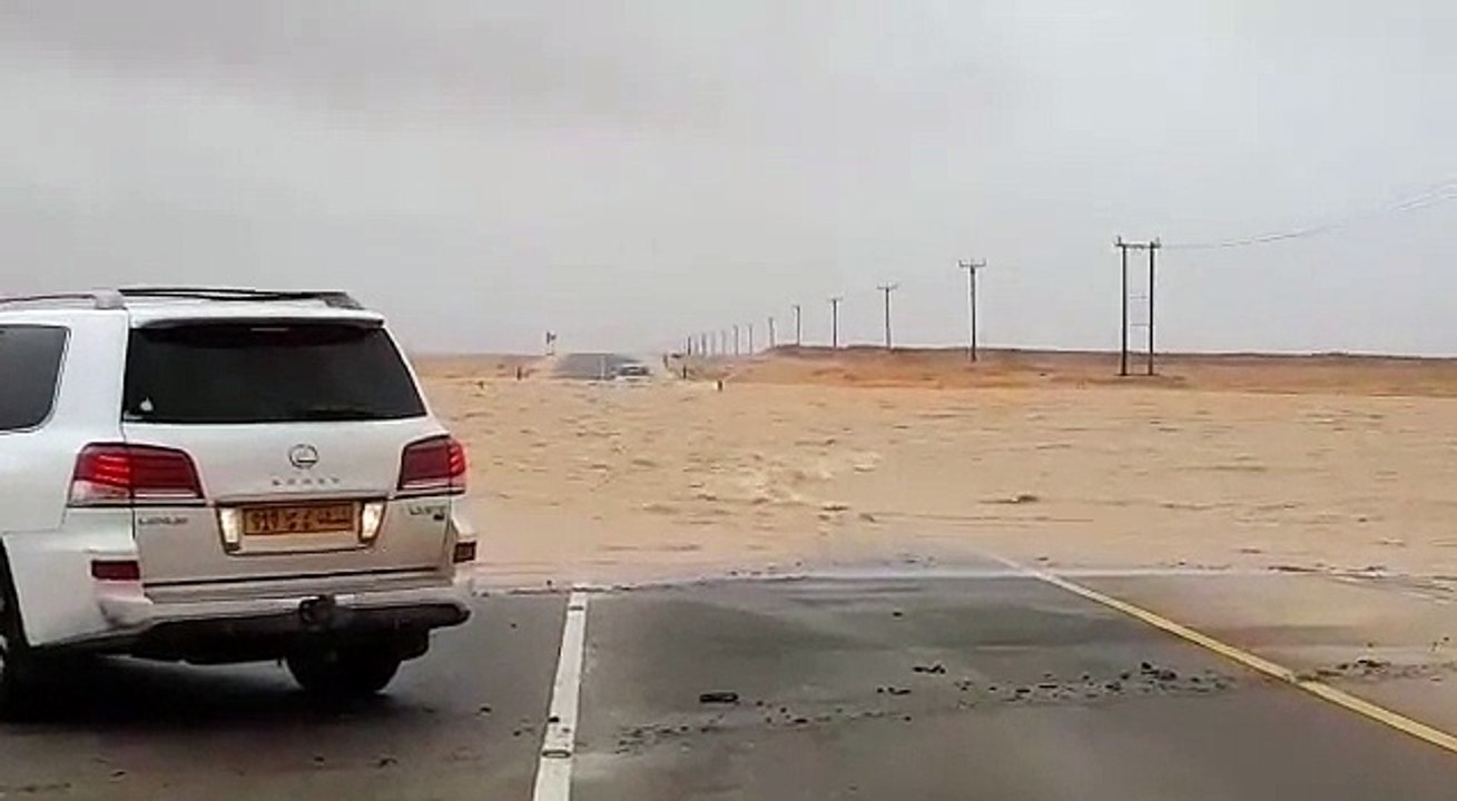 Cyclone Mekunu in Oman..!!!Car trapped in flood water...!!!Live from salalah...!!!