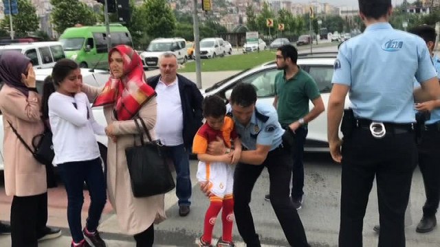 Babası kaza yapınca ağlayan çocuğu polis ekipleri sakinleştirdi