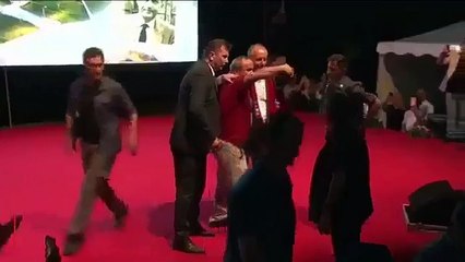 Muharrem İnce yanında vatandaşın sahneden atılmasına böyle tepkisiz kaldı