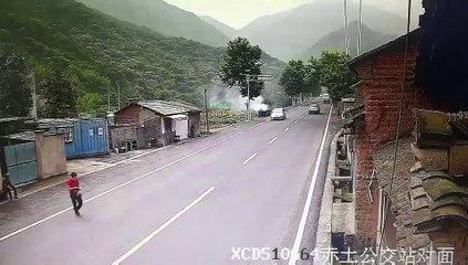 Un homme est frôlé par un déchausse pied