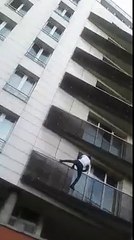 Un héros sauve un enfant