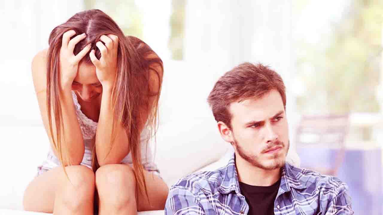 Signs Your Boyfriend is Losing Interest: ऐसे पता करें Boyfriend को नहीं रहा आपमें Interest | Boldsky