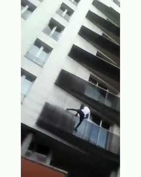 Les images sont à couper le souffle. Samedi, vers 20 heures, un jeune homme a escaladé la façade d’un immeuble du XVIIIe arrondissement de Paris pour venir en aide à un enfant suspendu dans le vide !