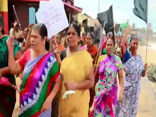 கறுப்பு கொடியுடன் குமரி கடலில் இறங்கி மீனவர்கள் முழக்கம்!-வீடியோ